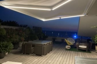 افضل مظلات سيارت متحركة فإن أنواعها الأكثر شيوعًا تتضمن القابلة للطي والمظلات الكهربائية الأوتوماتيك